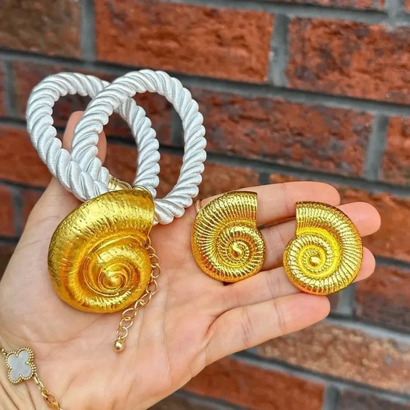 Gold Spiral Shell Necklace and Earring Set - Picture 8 of 14